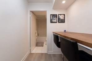 Presidential Apartment | Bathroom | Combined shower/tub, free toiletries, hair dryer, towels