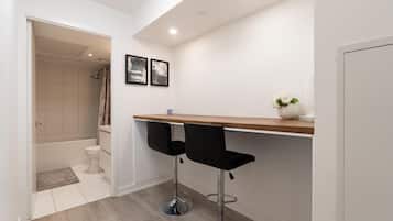 Presidential Apartment | Bathroom | Combined shower/bathtub, free toiletries, hair dryer, towels