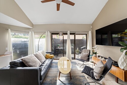 Tennis & Palm Retreat - Close to Everything! 