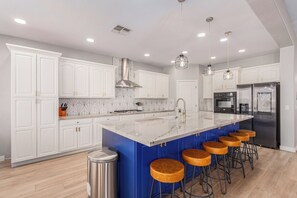 Kylskåp, mikrovågsugn, ugn och spishäll