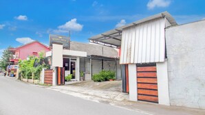 Un immeuble commercial sur lequel on peut lire l’inscription « Wisma Arya 2 ».