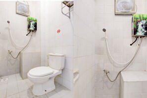 A bathroom with a toilet, a shower, and a sink. - Hotel O near Plaza Ambarrukmo Yogyakarta formerly Wisma Arya 2 (Banguntapan)