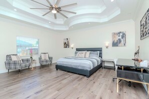 5 slaapkamers, een strijkplank/strijkijzer, reisbedje, gratis wifi