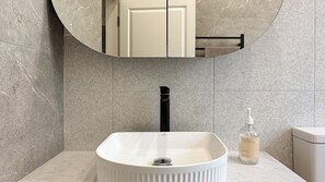 Een douche, een haardroger, handdoeken