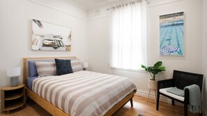 3 slaapkamers, een bureau, een strijkplank/strijkijzer, reisbedje