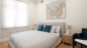 3 habitaciones, escritorio y tabla de planchar con plancha 
