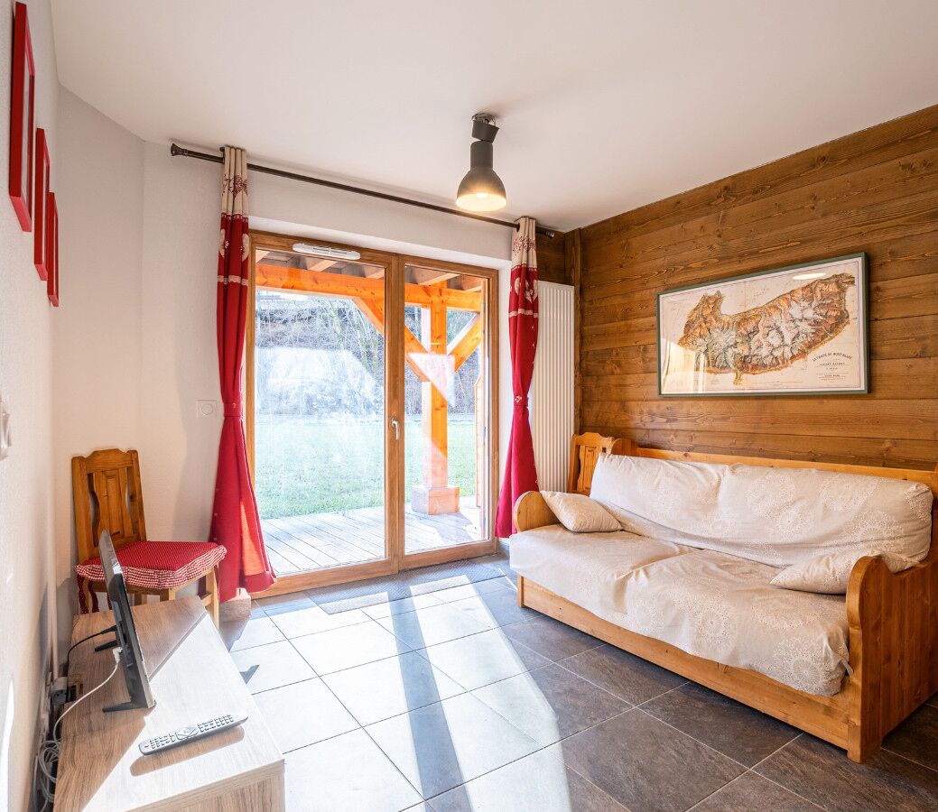 Un interior de madera con un sofá, una silla, una mesa y un mapa en la pared.