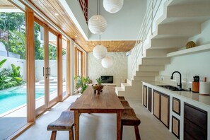 Villa, 2 slaapkamers, terras, uitzicht op zwembad | Privékeuken | Een koelkast, een microgolfoven, een kookplaat, een waterkoker