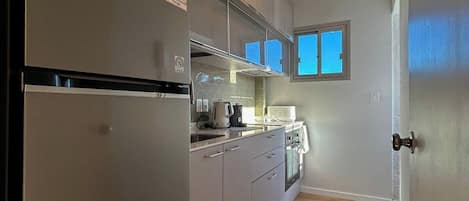 ثلاجة، ميكروويف، فرن، موقد طهي مسطح