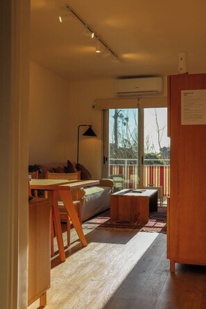 Smart TV, books, stereo