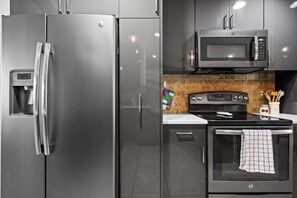 Geladeira, micro-ondas, fogão, cooktop