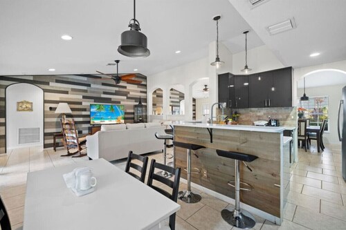 Relaxing 4-Bedroom Home & Private Pool