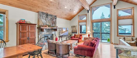 Televisio, takka, työhuone