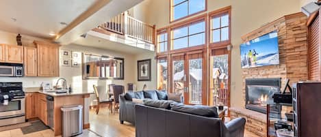 Televisión, chimenea y oficina