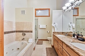 Dusj, hårføner og håndklær