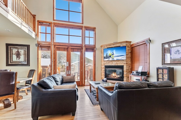 Living room: Smart TV, gas fireplace