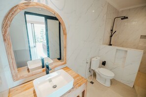 Shower, towels, soap - Kubu Dangin Guest House Kerobokan (Kerobokan)