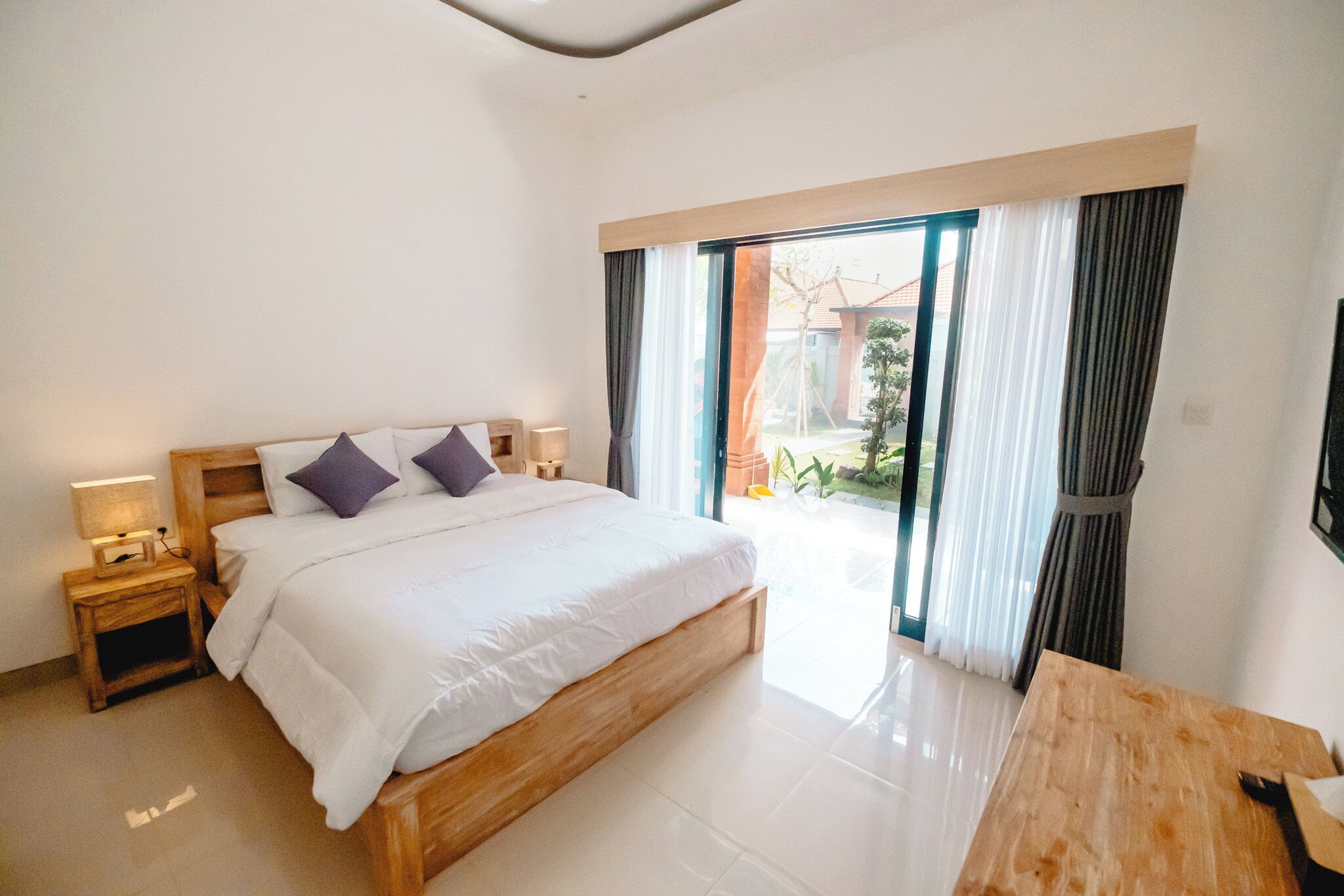 Quarto luxo, vista para a piscina | Frigobar, Wi-Fi de cortesia