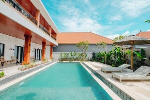 Una piscina al aire libre