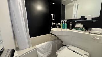Un baño moderno con una pared de acento negra, un lavabo blanco y un inodoro.