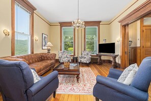 Télévision, cheminée