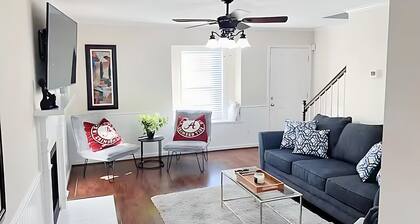 Cozy Townhome Tuscaloosa, 2-Bedroom, Walk to Campus Stadium & Downtown Strip