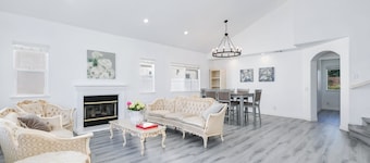 Spacious 4-bedroom house in Gate community in lovely Chino with WiFi, AC