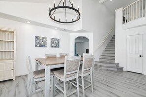Dining - Spacious 4-bedroom house in Gate community in lovely Chino with WiFi, AC (Chino)