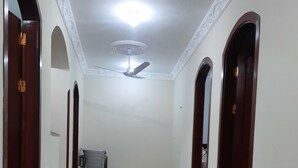 A spacious corridor with a tiled floor, a ceiling fan, and a radiator. - Charming 2-bedroom apartment with WiFi, AC in wonderful Luxor Governorate . (Luxor Governorate)