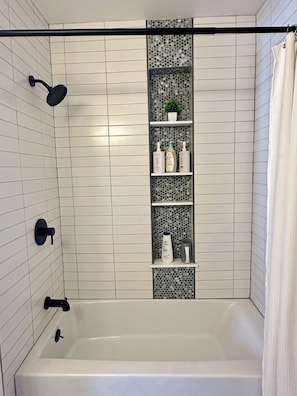 Dusche, Handtücher, Seife, Shampoo