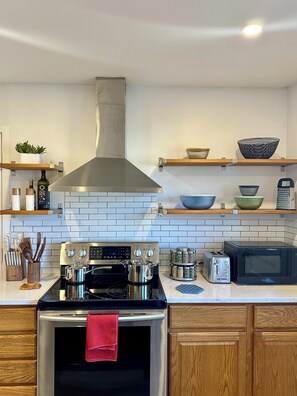 Refrigerador, microondas, horno y parrilla de estufa 