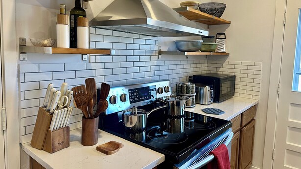 Coffee/tea maker, fridge, microwave, oven