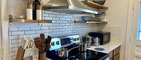 Kühlschrank, Mikrowelle, Ofen, Herdplatte