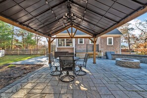 Outdoor dining - Family-Friendly Home Near Beach with Fenced Yard , Fire Pit, Three Bedroom Plus Office make for Four Unique Sleeping Spaces, Pocasset Home Perfect for Families, Host up to 7, 24 Hr Hospitality (Bourne)