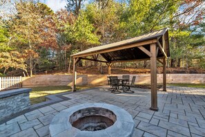 Outdoor dining - Family-Friendly Home Near Beach with Fenced Yard , Fire Pit, Three Bedroom Plus Office make for Four Unique Sleeping Spaces, Pocasset Home Perfect for Families, Host up to 7, 24 Hr Hospitality (Bourne)