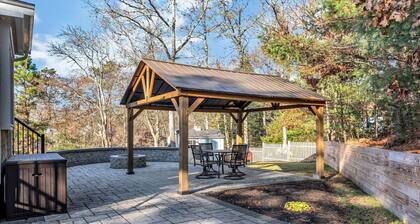 Fall Sanctuary With Pergola + Firepit In Bourne