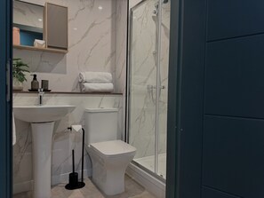 Dusj, hårføner, håndklær og sjampo