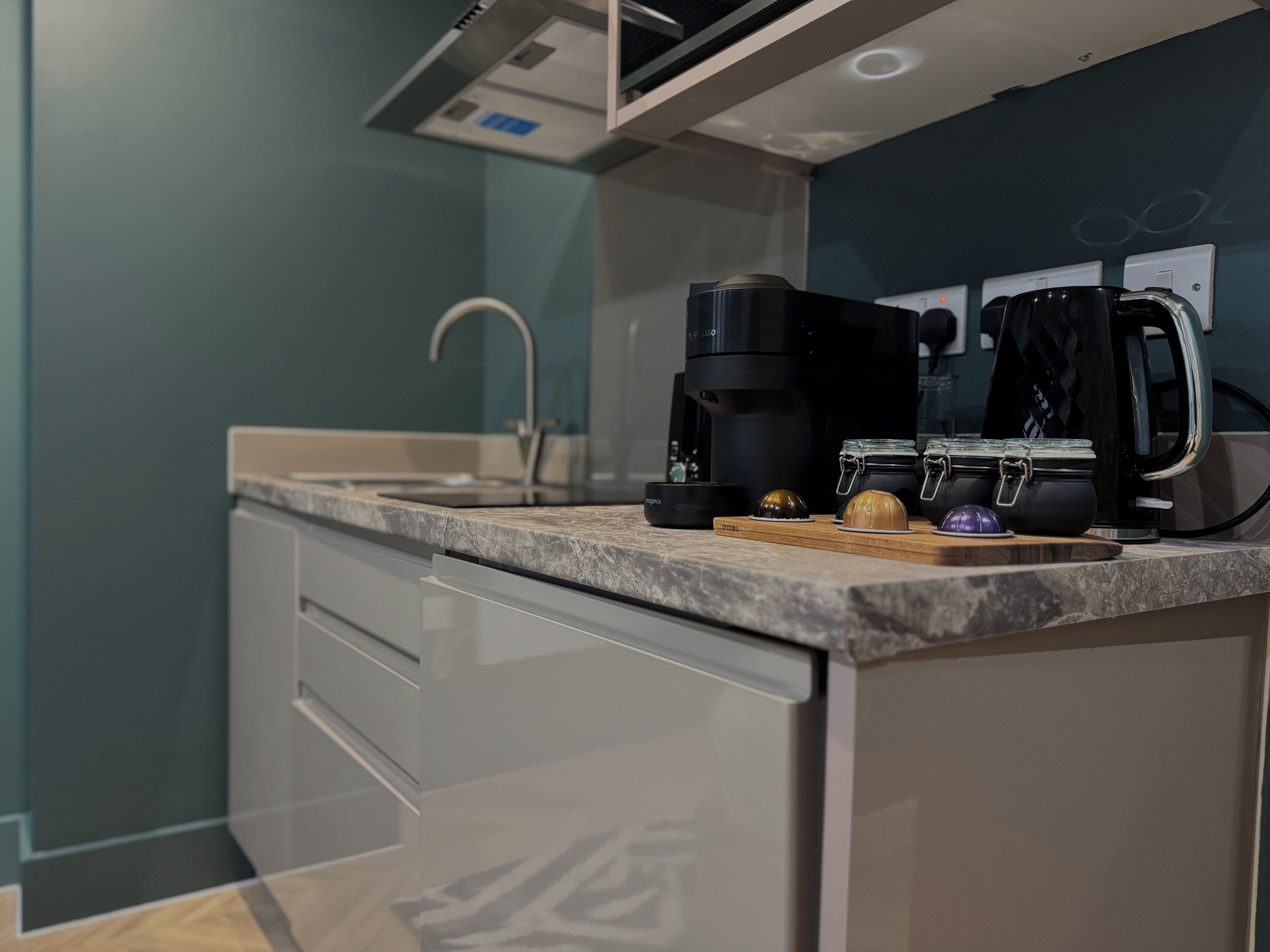 Geladeira, micro-ondas, cooktop, cafeteira/chaleira