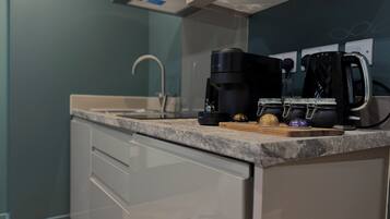 Geladeira, micro-ondas, cooktop, cafeteira/chaleira