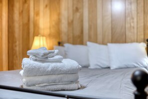 1 bedroom, iron/ironing board, travel cot, WiFi - Mins to Ft Moore - The Columbus Cottage Guesthouse (Columbus)