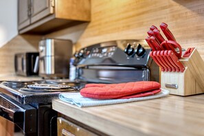 Fridge, microwave, oven, stovetop - Mins to Ft Moore - The Columbus Cottage Guesthouse (Columbus)