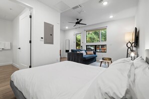 Iron/ironing board, WiFi, bed sheets - Prime DT ATX Studio | Mins to Rainey St | Patio (Austin)