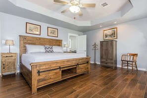 4 bedrooms, travel cot, WiFi, bed sheets - Bluebonnet Surprise-Lakeside, Hot Tub, Guest House (Kingsland)