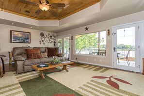 Smart TV, DVD player - Bluebonnet Surprise-Lakeside, Hot Tub, Guest House (Kingsland)