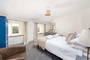 4 bedrooms, desk, iron/ironing board, travel crib - Modern Cottage, Countryside Views, Private Parking (Shepton Mallet)