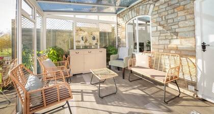 Modern Cottage, Countryside Views, Private Parking