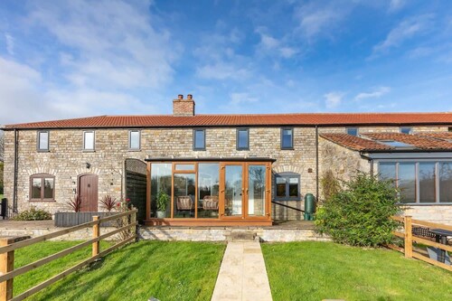 Modern Cottage, Countryside Views, Private Parking