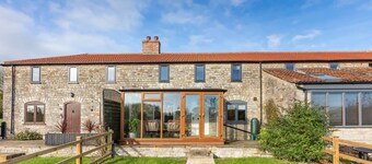 Modern Cottage, Countryside Views, Private Parking