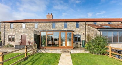 Modern Cottage, Countryside Views, Private Parking