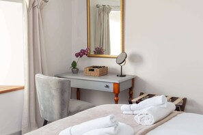 4 chambres, bureau, fer et planche à repasser, lit de bébé portatif